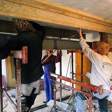 Ausbesserung, Reparaturen & Sanierungsarbeiten - 3 Mitarbeiter kümmern sich um die Decke