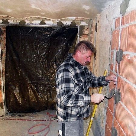 Neubauten - Mitarbeiter beim Verspachteln einer Wand